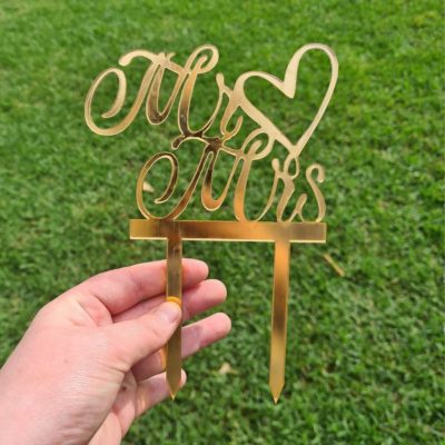 Mr & Mrs cake topper